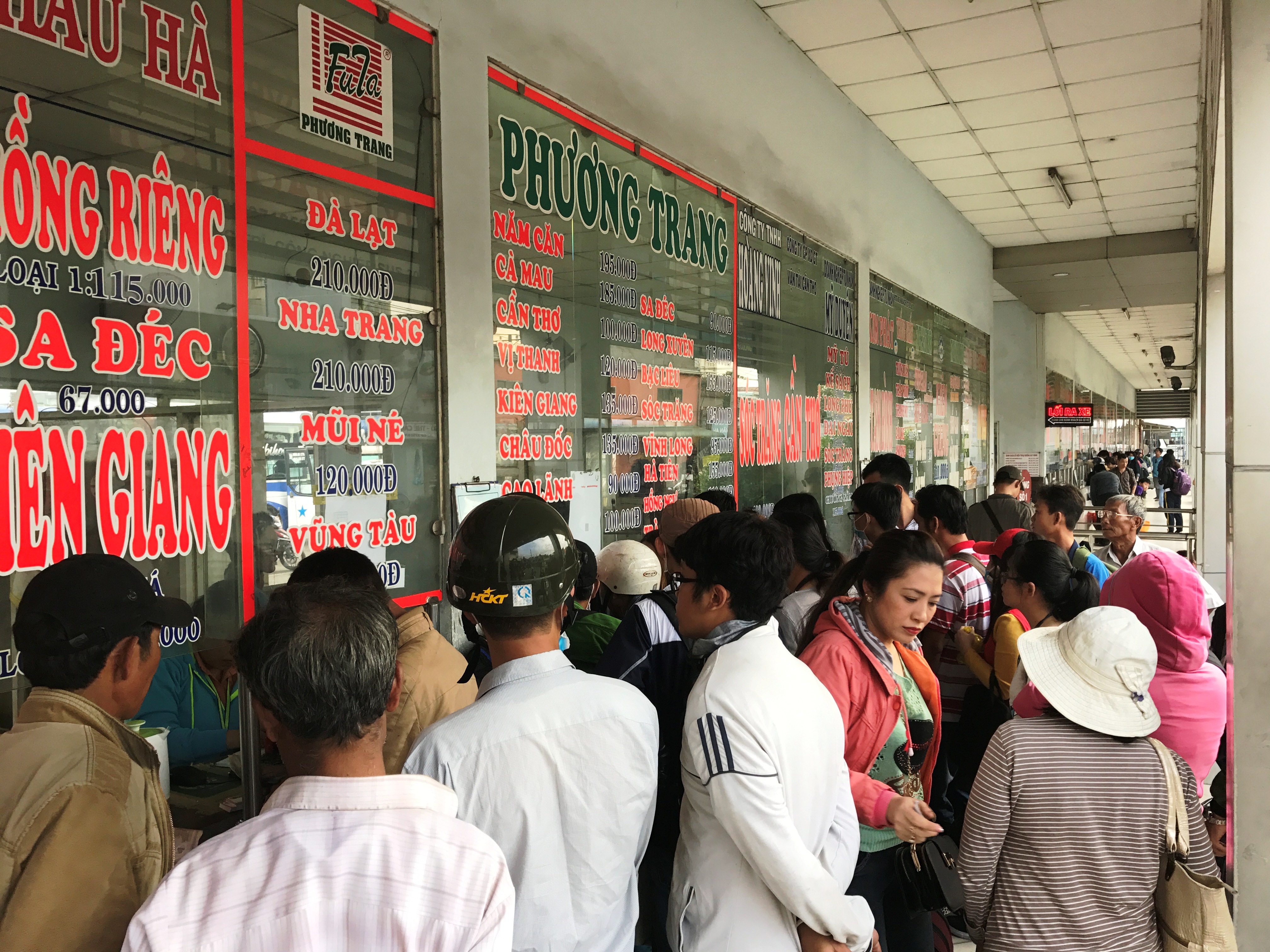 Nghỉ dài, dân ùn ùn đổ về quê ăn Tết Dương lịch
