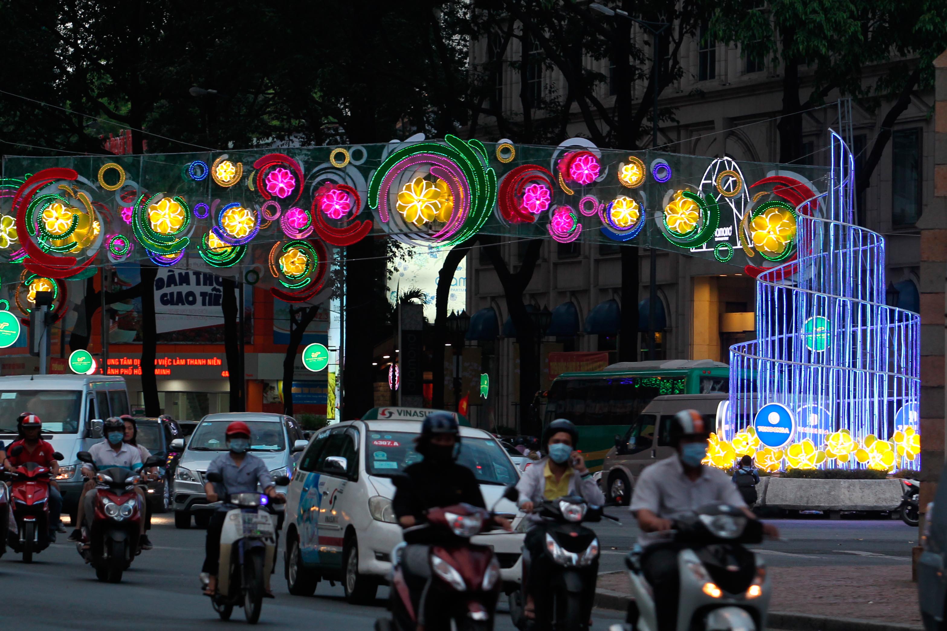 Khi đường phố lên đèn, trên các con phố, tuyến đường tại trung tâm luôn ngập tràn ánh sáng bằng đèn trang trí