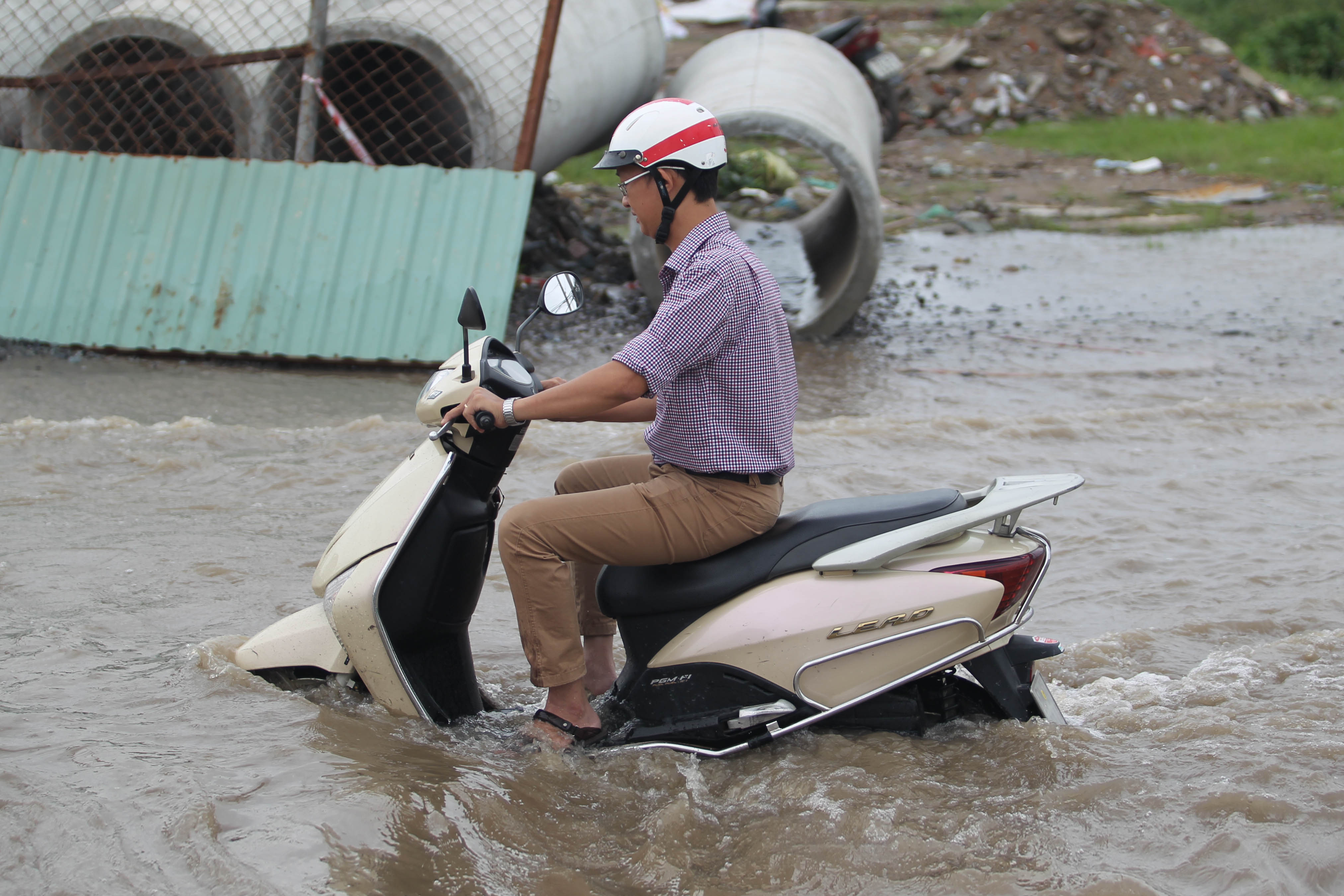 Một số nơi nước ngập cao hơn cả pô xe