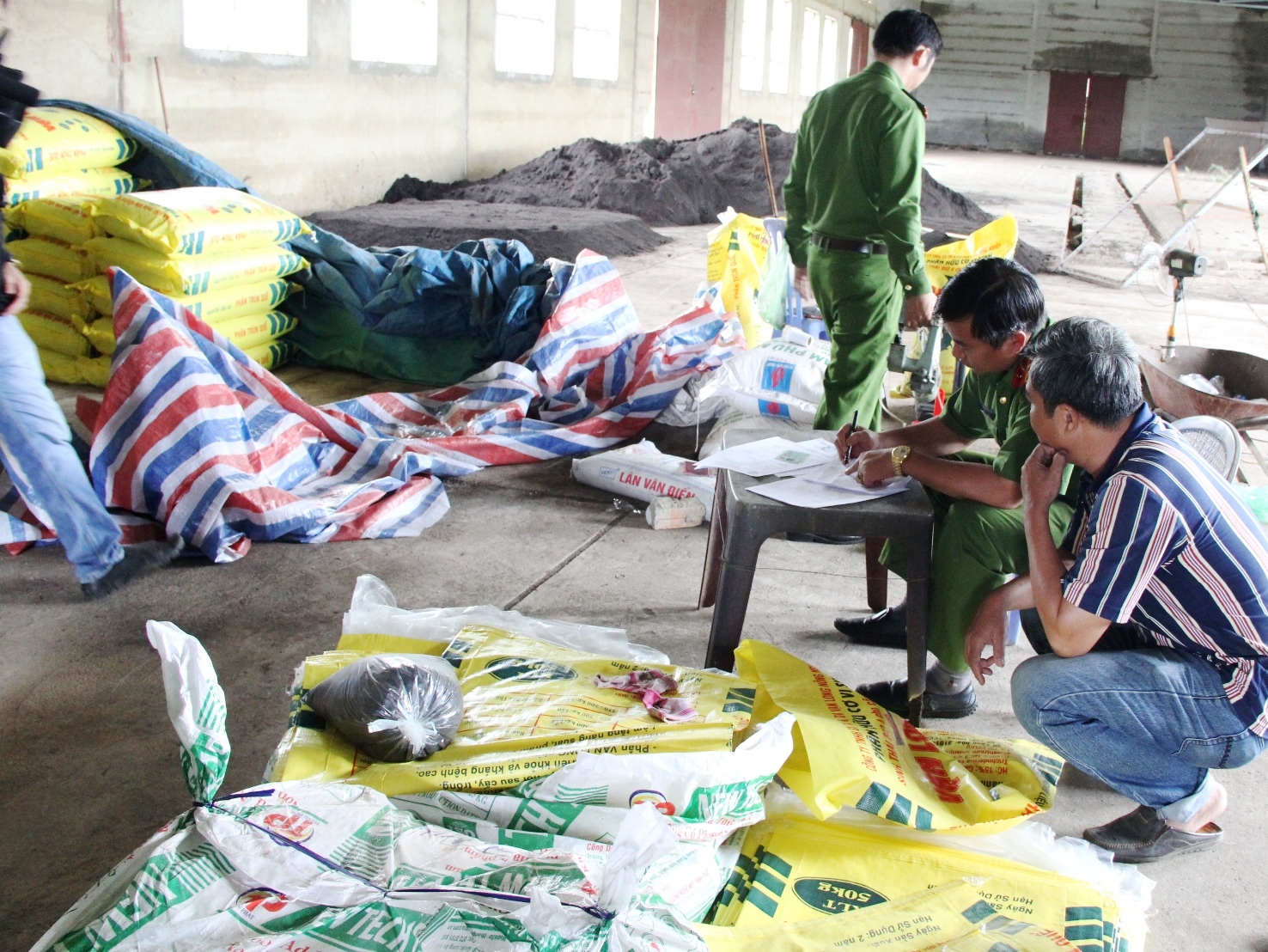 Bắt quả tang sản xuất hơn 20 tấn phân bón trái phép
