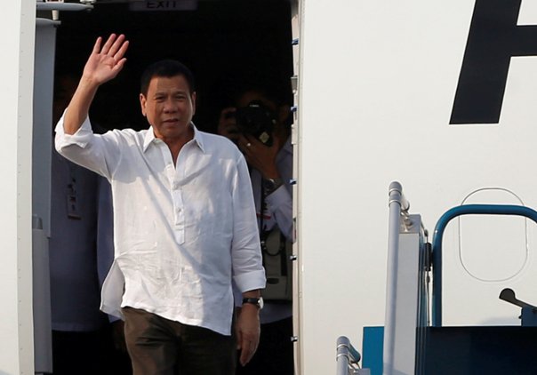 Tổng thống Philippines, &ocirc;ng Rodrigo Duterte tại s&acirc;n bay Nội B&agrave;i (H&agrave; Nội) - Ảnh: Reuters