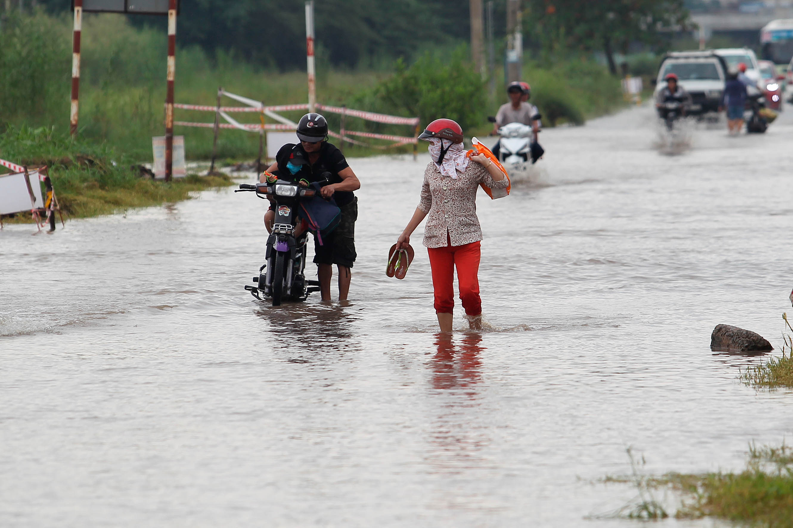 Dù quãng đường chỉ khoảng 3-4 km bị ngập nước, nhưng không ít xe bị chết máy
