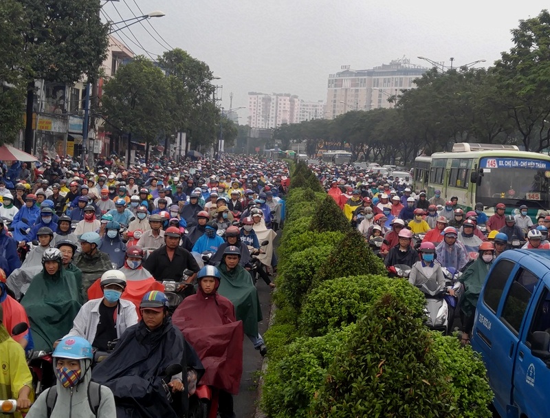 Đường Trường Chinh, đoạn kéo dài từ khu Công nghiệp Tân Bình đến mũi tàu Trường Chinh – Công Hòa, hàng ngàn xe máy tràn qua làn đường ô tô, kèn cựa nhau lưu thông