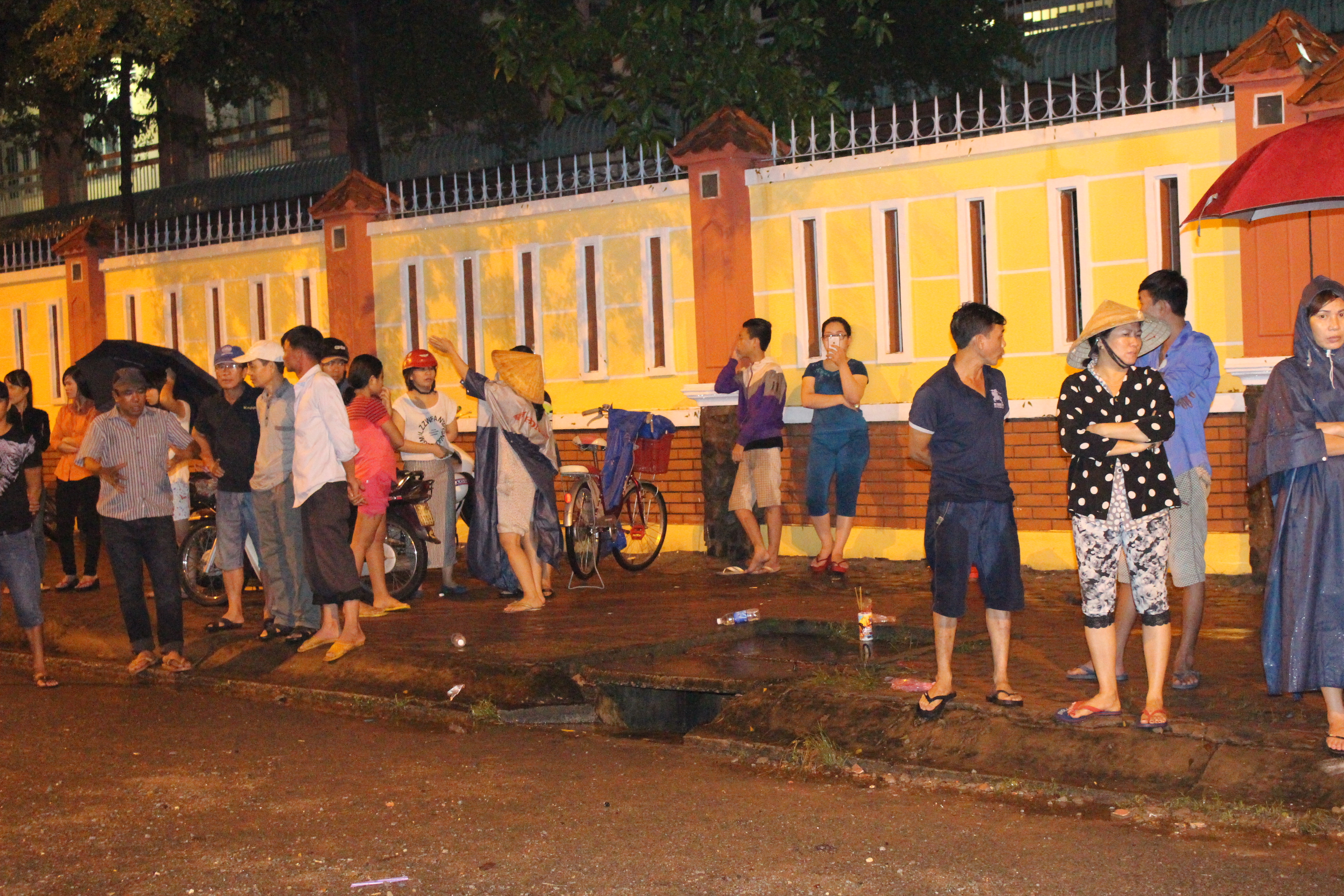 Nước trên đường số 4 rút, người thân của Hiếu và người dân lo sợ khi tìm khắp nơi không thấy cháu