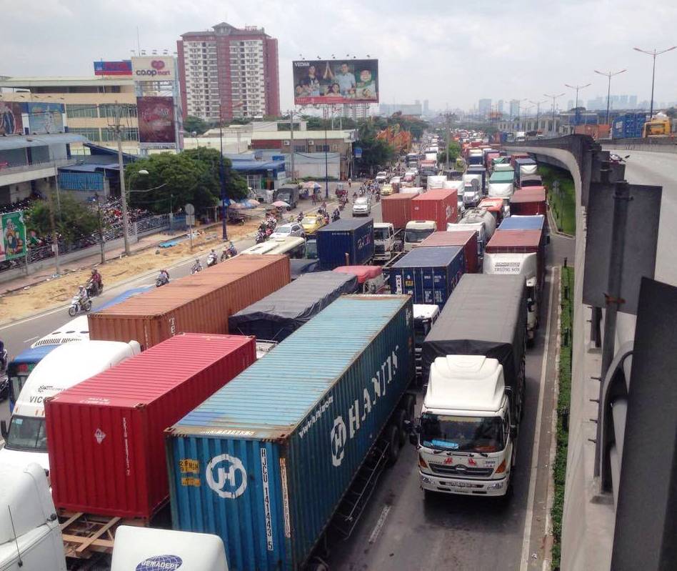 Tài xế “đấu khẩu” giữa cầu, Xa lộ Hà Nội kẹt cứng