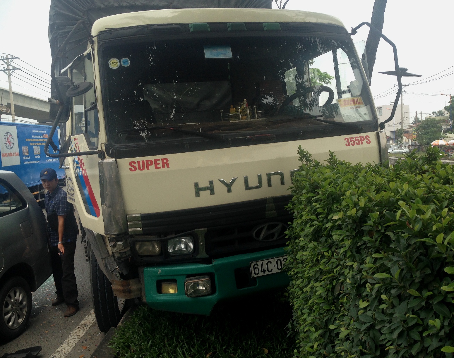 4 người trong 2 ô tô con gặp nạn trên xa lộ Hà Nội