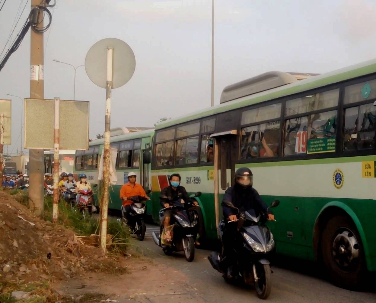 
Cảnh &ugrave;n ứ tr&ecirc;n Quốc lộ 1, đoạn qua khu vực tr&ecirc;n do ảnh hưởng bởi vụ tai nạn
