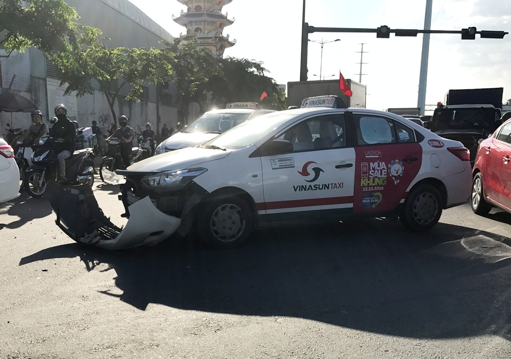 Taxi va chạm xe tải, vòng xoay Phan Văn Trị hỗn loạn