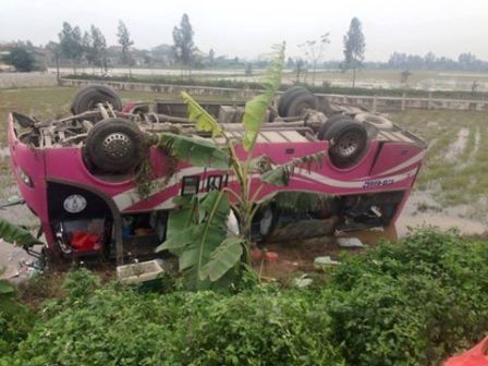 Hàng chục hành khách kêu hét trong chiếc xe lật úp