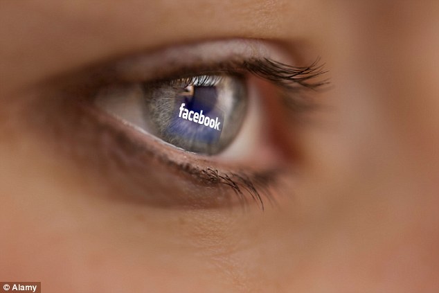 Phạt 1 năm tù cha mẹ "khoe" ảnh con trên Facebook