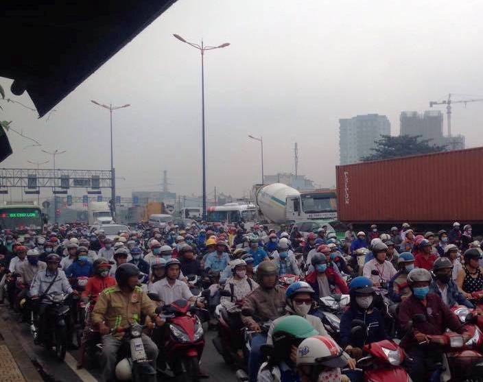 Cảnh ùn ứ trên Xa lộ Hà Nội theo hướng vào trung tâm TP HCM do ảnh hưởng từ vụ tai nạn