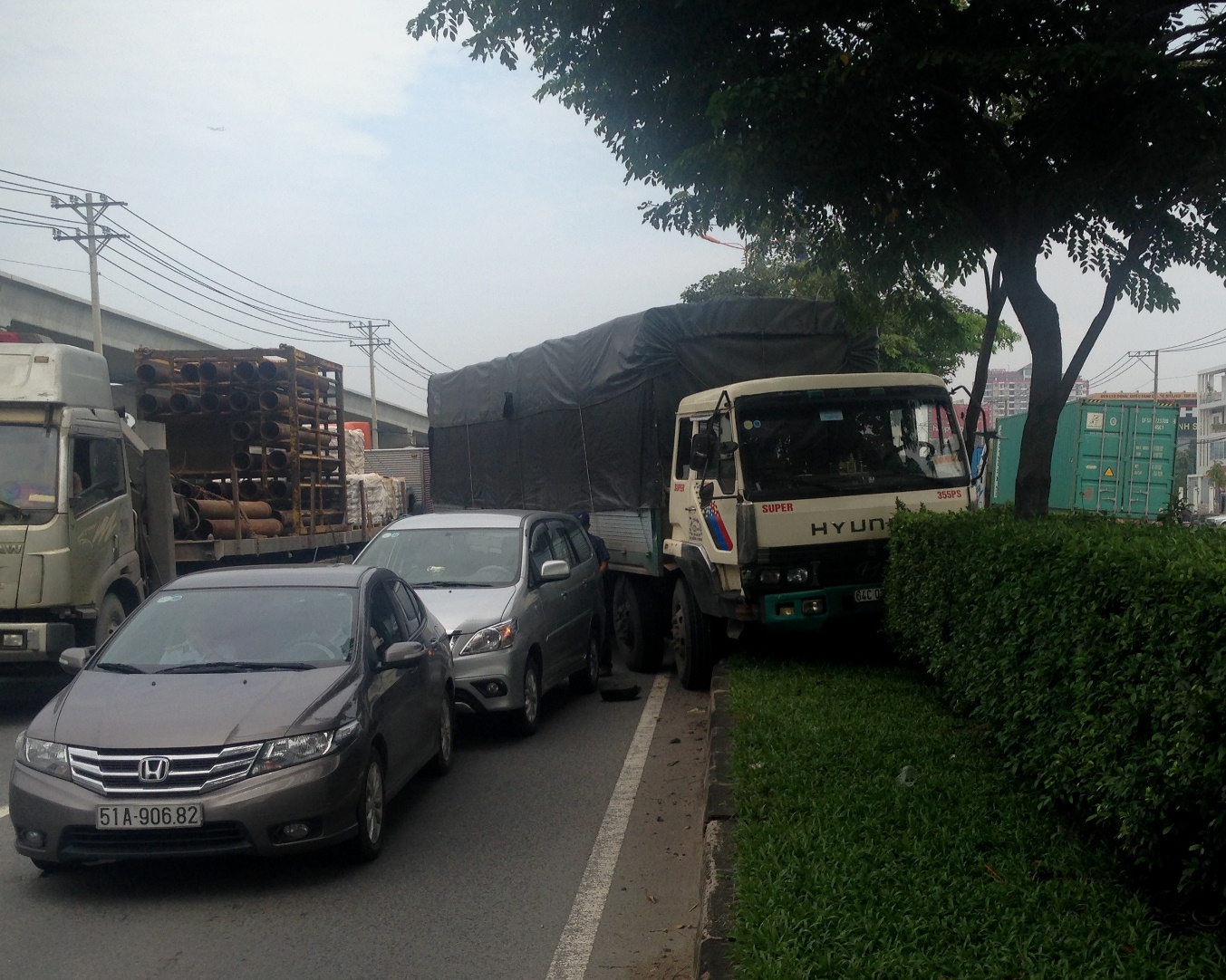 
3 chiếc xe d&iacute;nh ch&ugrave;m v&agrave;o nhau sau vụ va chạm li&ecirc;n ho&agrave;n tr&ecirc;n xa lộ H&agrave; Nội
