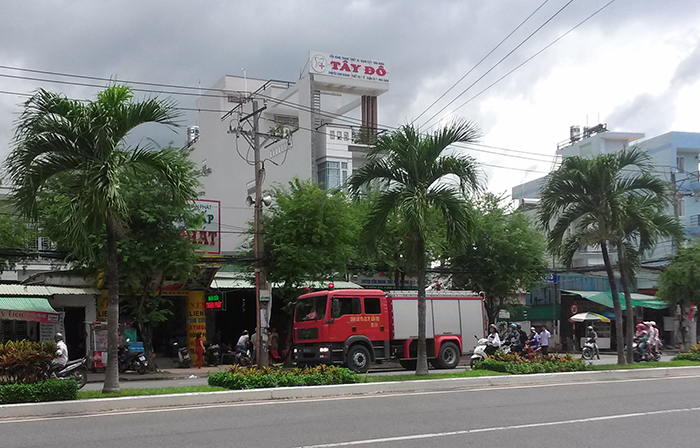 
Xe chữa ch&aacute;y c&oacute; mặt kịp thời để khắc phục việc h&atilde;ng nước đ&aacute; xả kh&iacute; độc ra m&ocirc;i trường
