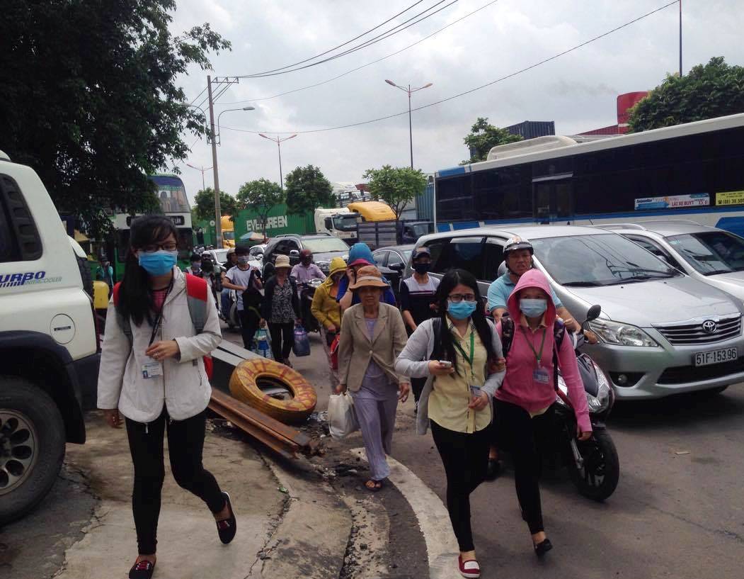 
Nhiều sinh vi&ecirc;n sợ trễ giờ học phải xuống xe bu&yacute;t đi bộ qua đoạn &ugrave;n tắc để bắt tuyến xe kh&aacute;c hoặc đi xe &ocirc;m
