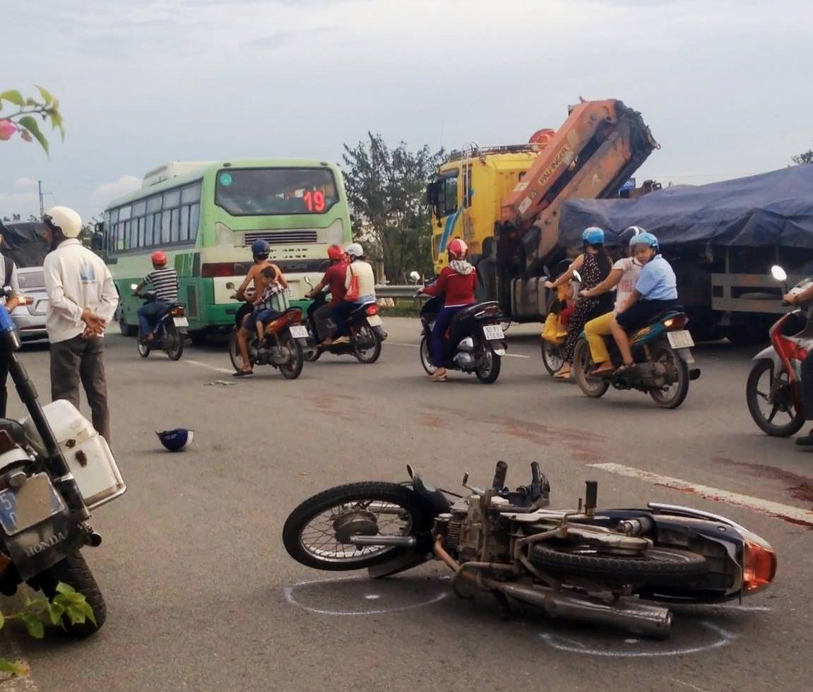 Va chạm xe buýt, 1 phụ nữ tử vong