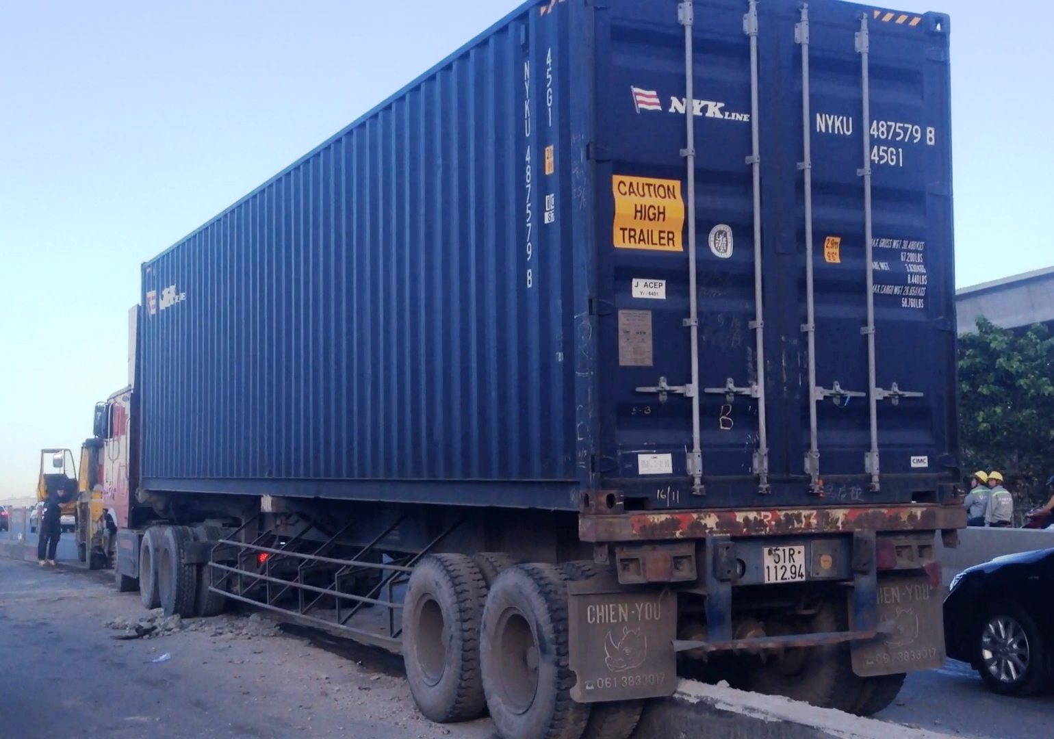 Hiện trường chiếc xe đầu kéo lao vào dải phân cách