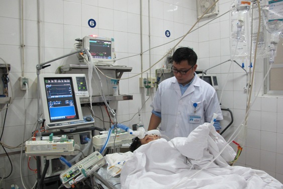 Bệnh nhân đau chân trái, mổ... chân phải