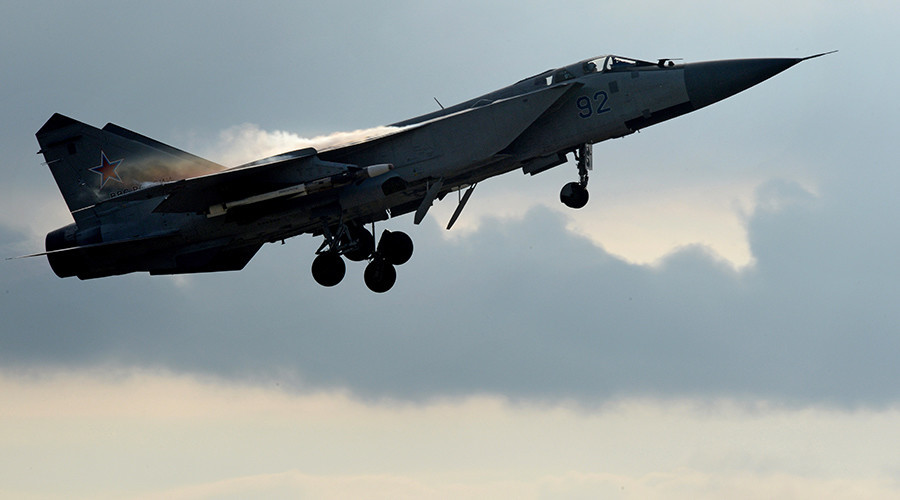 Chiến đấu cơ MiG-31 của Nga chặn máy bay trinh sát Mỹ