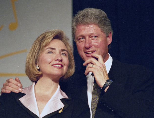 Ông Clinton "đốn tim" đại hội bằng chuyện tình với bà Hillary