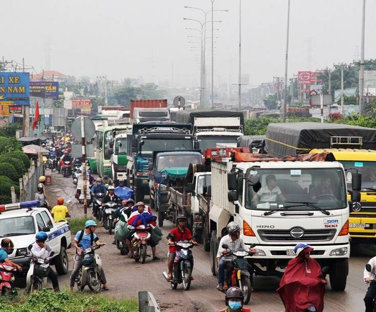 Cảnh ùn ứ trên Quốc lộ 1 do ảnh hưởng bởi vụ tai nạn