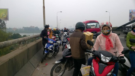 Bố và con trai rơi từ trên cầu xuống đất thương vong