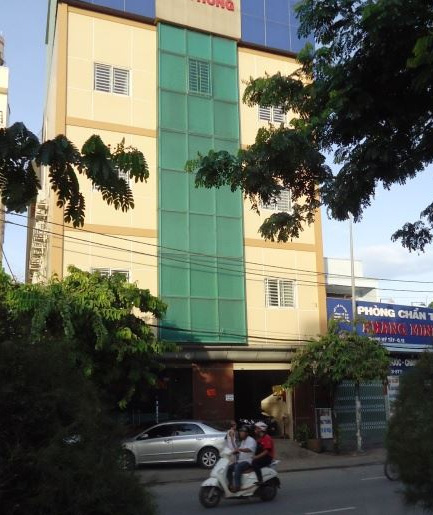 Bà chủ khách sạn và ly cà phê của gã nhân viên