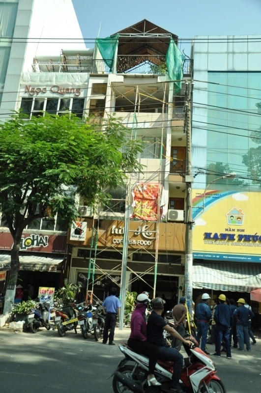 Nổ ở nhà đang sửa, thanh niên bỏng toàn thân