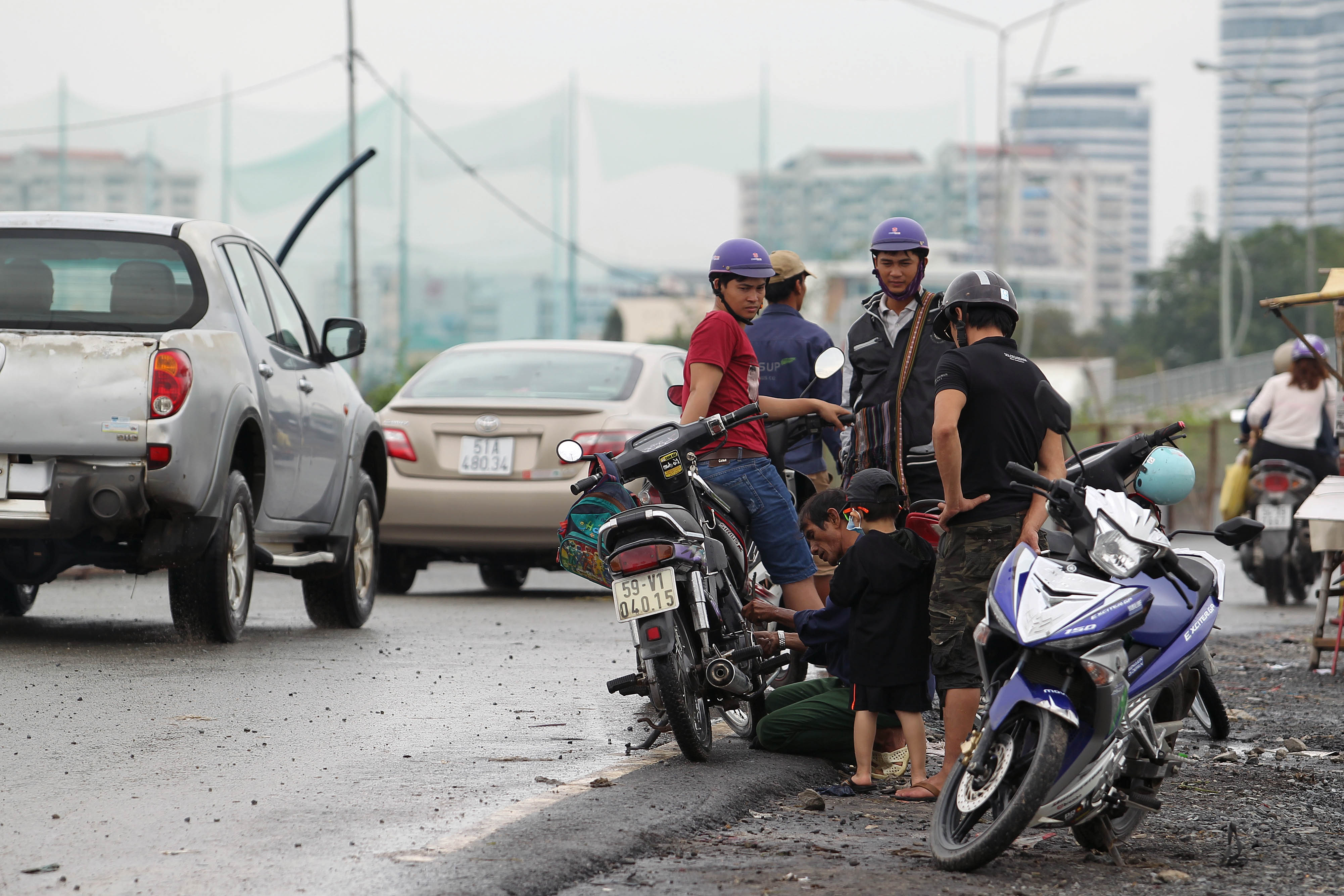 Một hộ dân gần đó cho biết, mỗi sáng có đến cả trăm xe chết máy