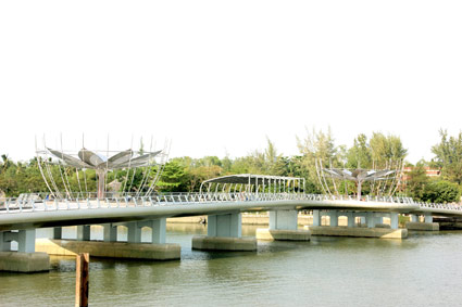 Từ ngày 5- 2, có thể đi bộ từ bến Ninh Kiều qua cồn Cái Khế