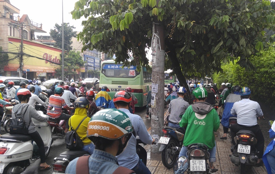 Trong khi ở vỉa hè, các phương tiện cũng xếp kín, chen nhau di chuyển