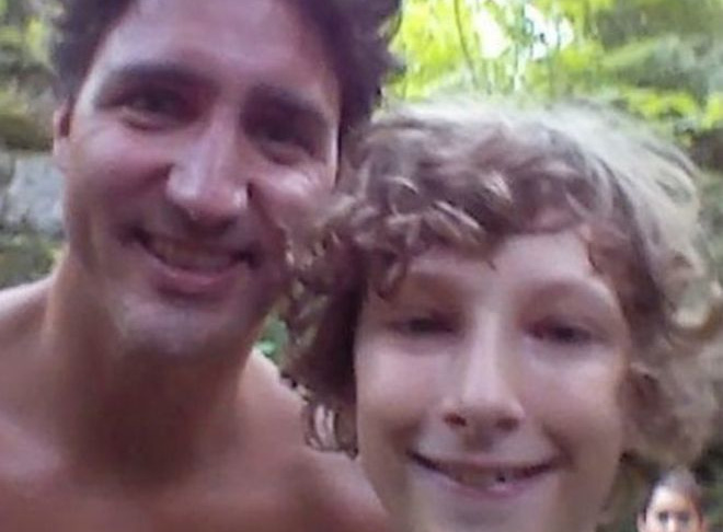 Dạo công viên, bất ngờ gặp thủ tướng Canada từ hang chui ra