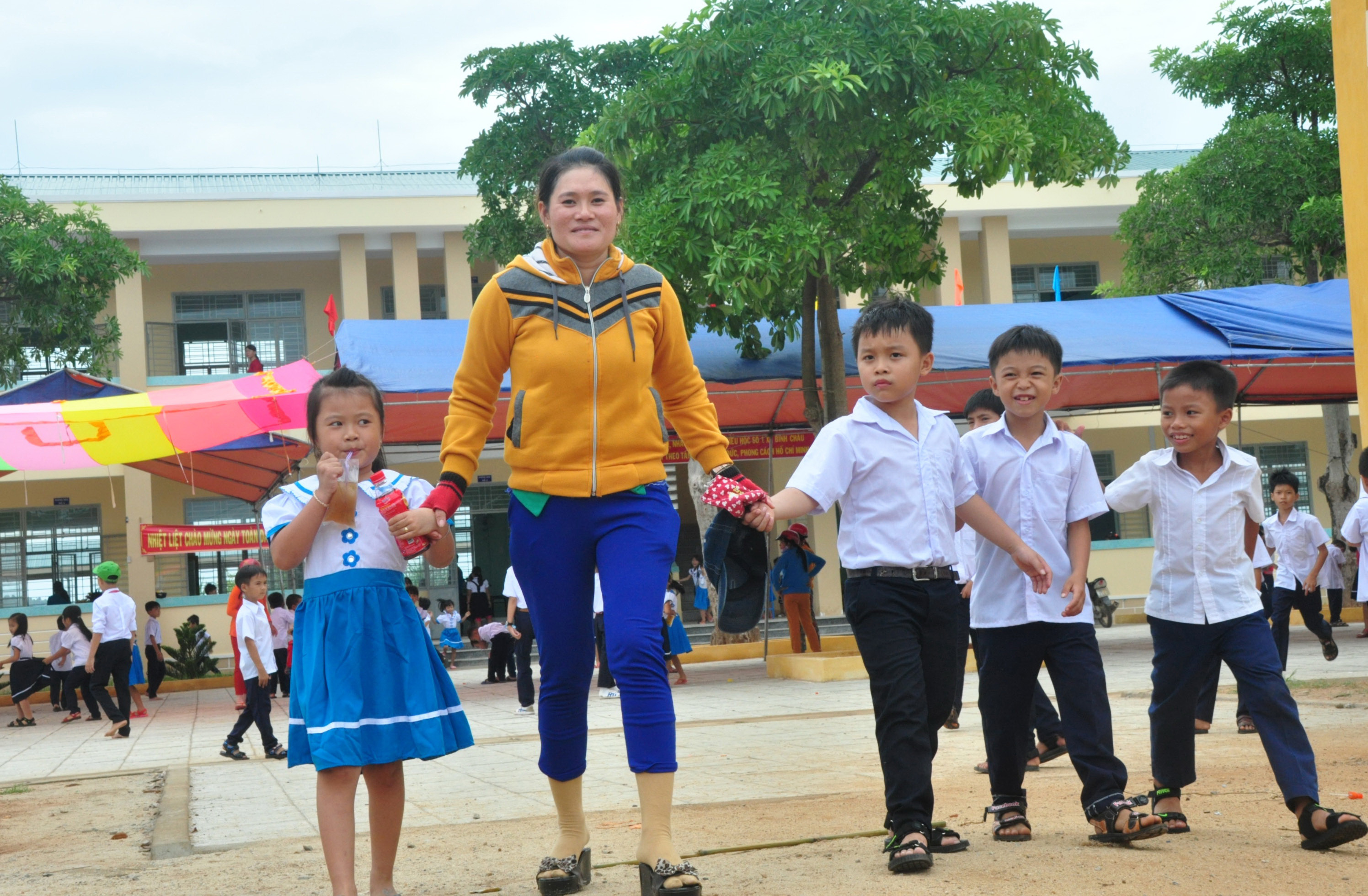 Năm học mới ở trường do Báo Người Lao Động tặng