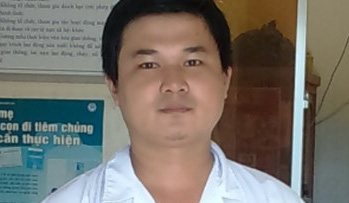 Đang đêm “trốn vợ” đi khám bệnh cho dân