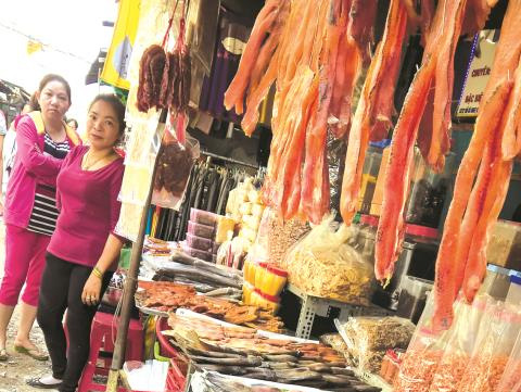Đặc sản ngoại "đổ bộ" chợ tết: Ngon nhưng vẫn lo