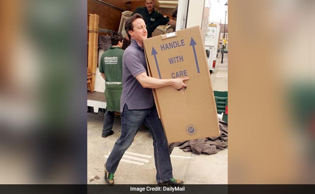 Câu chuyện phía sau bức ảnh ông Cameron tự chuyển nhà