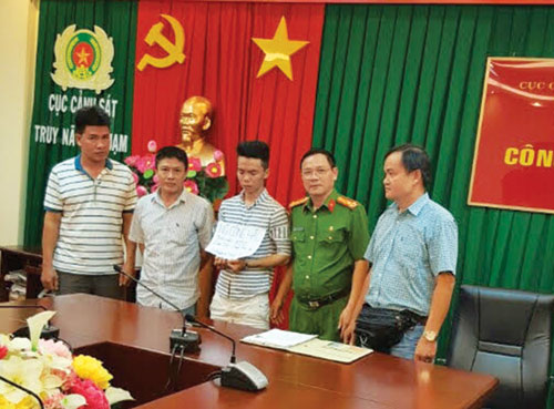 Bắt tên cướp nguy hiểm đang trong phòng bạn gái