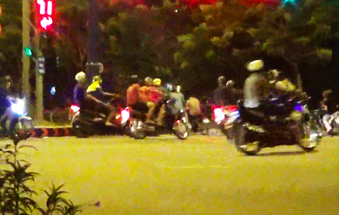 VIDEO: Quái xế đi "bão" đua xe náo động đường phố