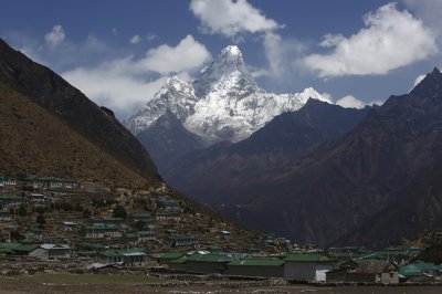 Máy bay chở khách mất tích sau khi cất cánh ở Nepal