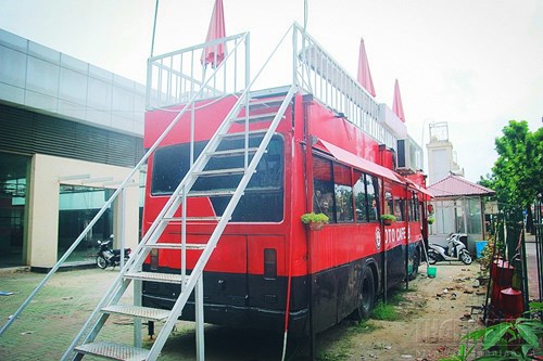 'Đẻ' ra tiền với cà phê ô tô phế liệu