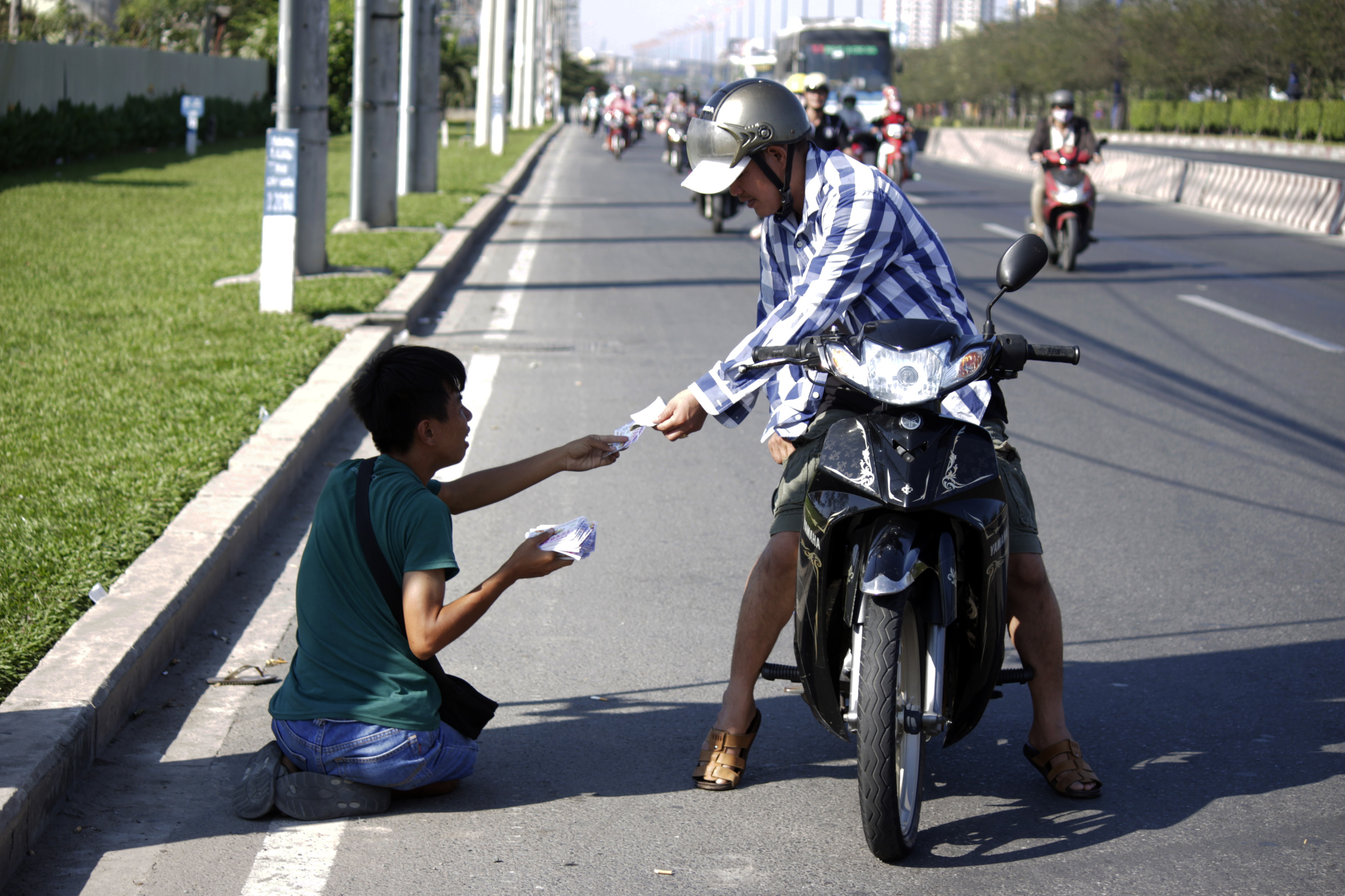 Với nhiều người đi đường cho ai đó một ít tiền hay mua giùm một vài tờ vé số, thậm chí thừa cả gần trăm ngàn cũng không màng lấy lại là để giúp đỡ vì thấy họ quá tội nghiệp....nhưng đó lại là điểm yếu để các cái bang lợi dụng. Trong ảnh, 2 thanh niên trong vai giả khổ để đánh lừa người đi đường tại Xa lộ Hà Nội.