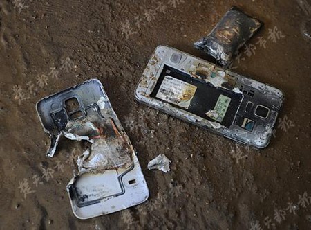 Smartphone bốc cháy khiến chủ nhân... mất quần