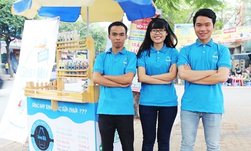 Thu 60 triệu đồng mỗi tháng từ bán sữa sạch lề đường
