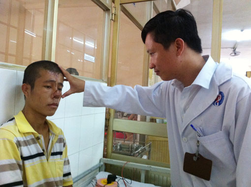 Say xỉn, tự làm đứt mũi mình