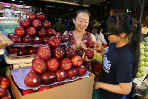 Hàng Việt ế ẩm, thực phẩm ngoại đắt hàng như tôm tươi