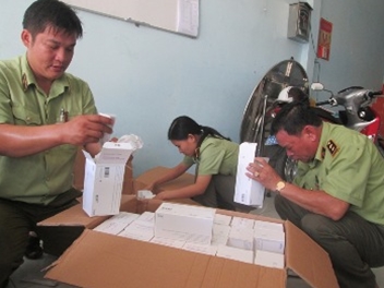 Giấu hàng lậu trong đống phế liệu vẫn không thoát