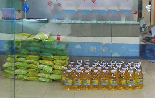 Thưởng Tết dầu ăn, tặng kèm sữa tươi, xúc xích