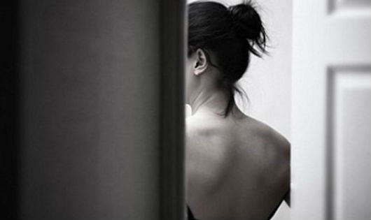 Nhờ em họ “quan hệ” với người yêu cũ để trả thù