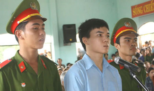 Thảm kịch từ mối tình vụng trộm với "phi công trẻ"