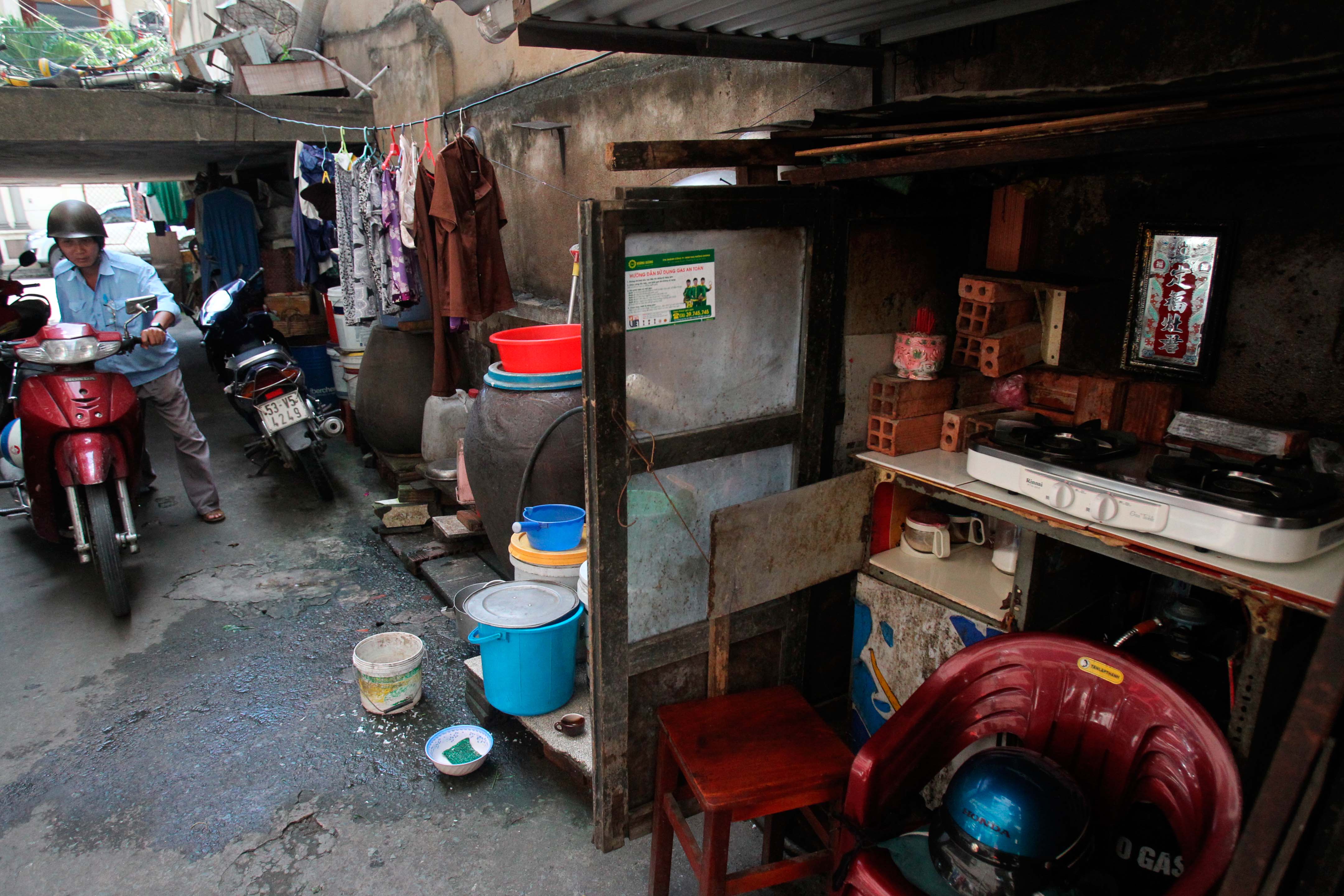 Bếp nấu ăn của người dân được đặt ra ngoài trời do không đủ diện tích sinh hoạt