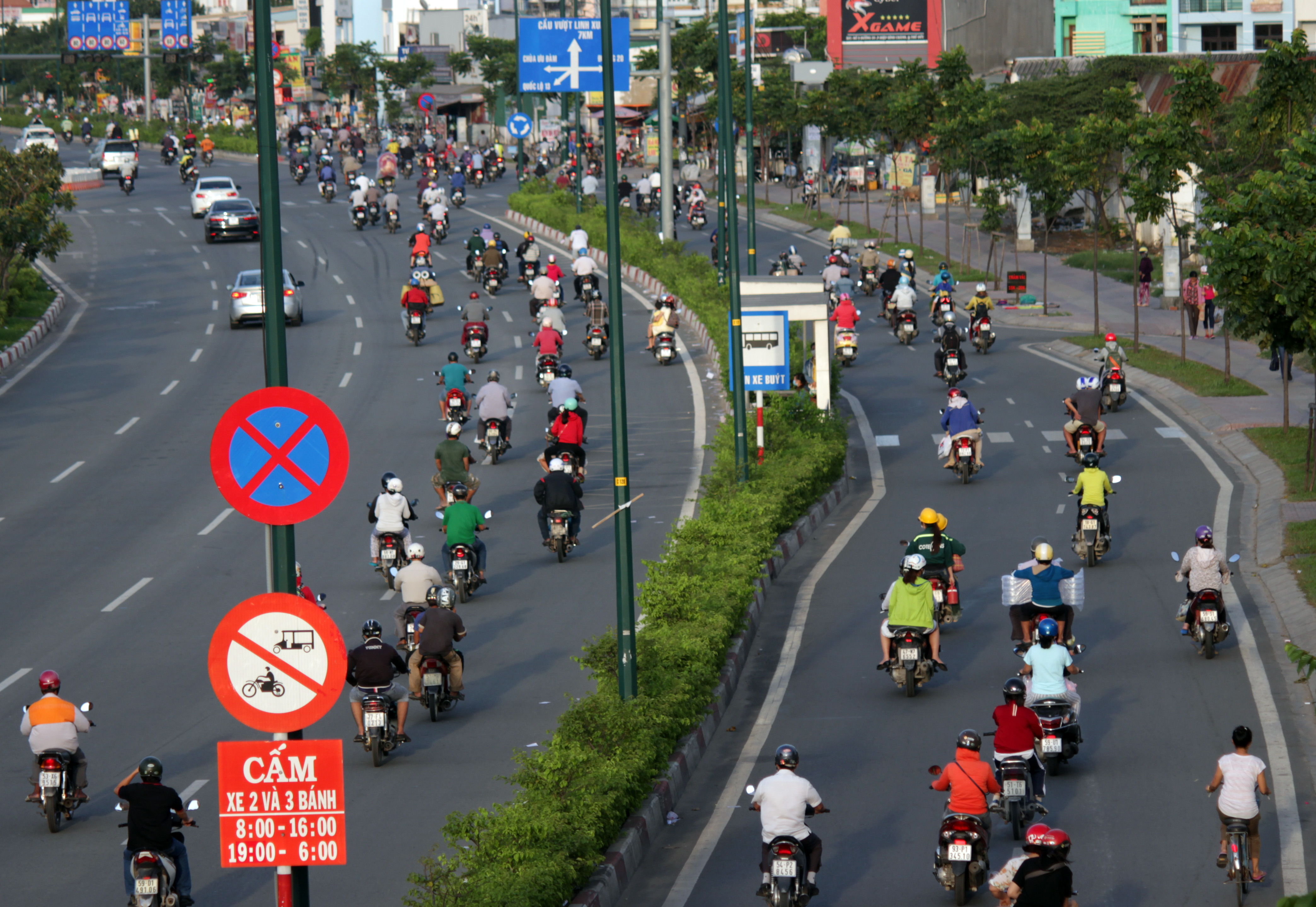 Sau khi mở một phần l&agrave;n đường &ocirc; t&ocirc; cho xe m&aacute;y, nhiều người đi xe m&aacute;y đ&atilde; chạy lấn v&agrave;o hầu hết c&aacute;c l&agrave;n đường &ocirc; t&ocirc; v&agrave;o c&aacute;c giờ cao điểm. Trong ảnh: Khoảng 3 giờ 40 chiều 18-11, nhiều xe m&aacute;y lưu th&ocirc;ng v&agrave;o l&agrave;n &ocirc; t&ocirc; trong khung giờ cấm, mặc d&ugrave; l&agrave;n đường xe m&aacute;y kh&aacute; th&ocirc;ng tho&aacute;ng.